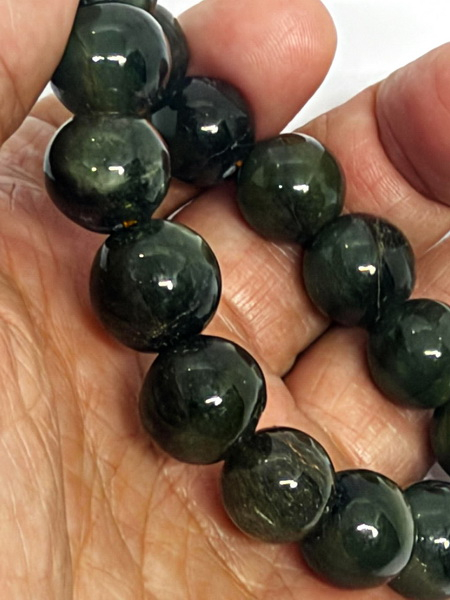 สร้อยข้อมือหยกเขียวพม่า-13 มม. (Burmese Green Jade Bracelet)